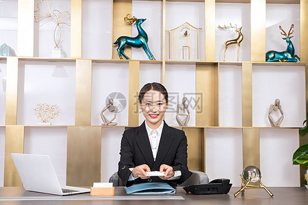 前臺服務人員遞名片 專業攝影服務的初次接觸