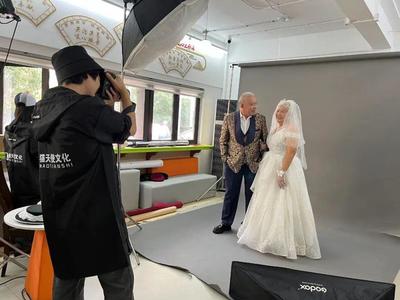 百歲閨蜜定格時(shí)光，楊浦公益攝影為重陽添彩